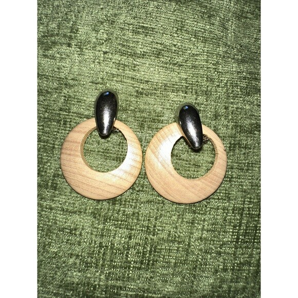 Lot Of 6 Vintage Clip On Earrings Metal Wood Variety Of Styles 1 Pair Are Post - Picture 7 of 15